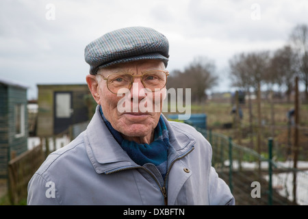 Porträt eines 85 Jahre alten Mannes in seinem Schrebergarten in den Niederlanden Stockfoto