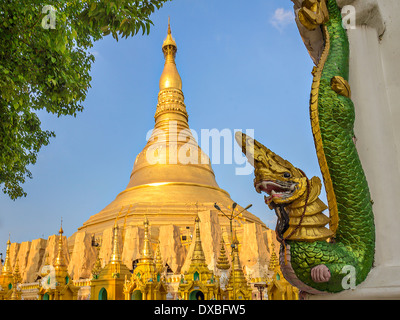 Shwedegon Stupa mit Drachenstatue im Vordergrund Stockfoto