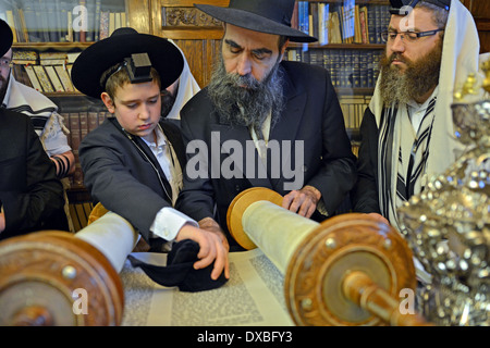 Wochentag morgens in der Rebbe Büro Dienstleistungen. Junge aufgefordert für seine Bar Mizwa die Thora. Crown Heights, Brooklyn, New York. Stockfoto