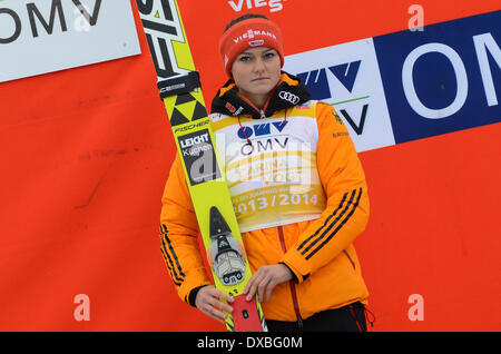 PLANICA, Slowenien - März 22: Carina Vogt (GER) zweiten Platz im Gesamt Ergebnis FIS World Cup Skispringen auf Podium in Planica World Cup Skispringen. (Foto von Rok Rakun / Pacific Press) Stockfoto