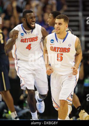 Orlando, Florida, USA. 22. März 2014. Florida Wache Scottie Wilbekin (5) feiert einen letzten zweiten dreier an der Summer, am Ende der ersten Hälfte im Amway Center in Orlando auf Samstag, 22. März 2014 schlagen. Florida besiegten Pittsburgh 61 bis 45. © Octavio Jones/Tampa Bucht Times/ZUMAPRESS.com/Alamy Live-Nachrichten Stockfoto