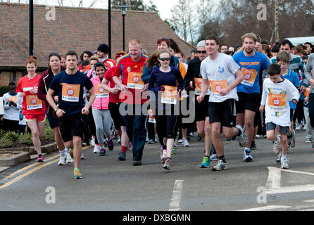 Universität von Warwick, Coventry, West Midlands, England, UK. 23. März 2014. Läufer zum Jahresbeginn eine Sport-Relief-Meilen-Rennen an der Warwick Universität. Bildnachweis: Colin Underhill/Alamy Live-Nachrichten Stockfoto