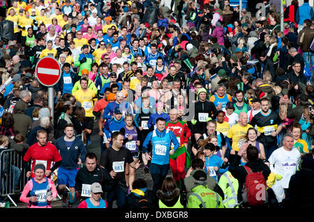 Coventry, Westmidlands, England, UK. 23. März 2014. Läufer am Anfang der Decathlon Coventry Halbmarathon im Stadtzentrum von Coventry. Bildnachweis: Colin Underhill/Alamy Live-Nachrichten Stockfoto