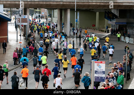 Coventry, Westmidlands, England, UK. 23. März 2014. Läufer am Anfang der Decathlon Coventry Halbmarathon im Stadtzentrum von Coventry. Bildnachweis: Colin Underhill/Alamy Live-Nachrichten Stockfoto