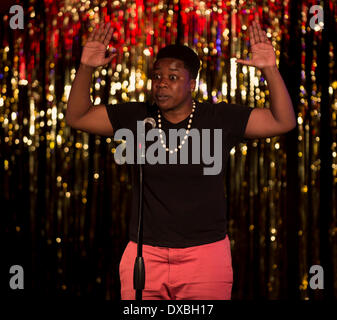 Austin, Texas, USA. 21. März 2014. JANAE JOHNSON aus Boston, Massachusetts konkurriert in einem Kampf während der Women Of The World Poetry Slam. WOWPS ist eine jährliche, viertägige Poesiefestival verfügt über einen Wettbewerb, Workshops und Themen offene Mikrofone, Kronen, die eine nationale Frauen Poetry Champion unter den 72 Konkurrenten, die in lokalen qualifiziert und regionalen-slams. Brian Cahn/ZUMAPRESS.com/Alamy © Live-Nachrichten Stockfoto
