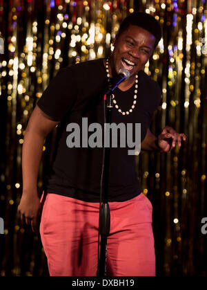 Austin, Texas, USA. 21. März 2014. JANAE JOHNSON aus Boston, Massachusetts konkurriert in einem Kampf während der Women Of The World Poetry Slam. WOWPS ist eine jährliche, viertägige Poesiefestival verfügt über einen Wettbewerb, Workshops und Themen offene Mikrofone, Kronen, die eine nationale Frauen Poetry Champion unter den 72 Konkurrenten, die in lokalen qualifiziert und regionalen-slams. Brian Cahn/ZUMAPRESS.com/Alamy © Live-Nachrichten Stockfoto