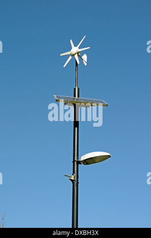 Wind und solar betriebene Laterne oder Lampe Post, Mile End Park, London Borough of Tower Hamlets, England UK Stockfoto