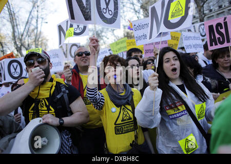 Madrid, Spanien. 22. März 2014. Demonstranten rufen Parolen während einer Protestaktion namens "März für würde" gegen die Regierung in Madrid, Spanien, Samstag. Die spanische Polizei und Demonstranten stießen am Ende einer Demonstration gegen Sparpolitik, die Zehntausende von Menschen ins Zentrum von Madrid am Samstag zog. Die Polizei sagte in einer Erklärung, mehr als 100 Personen verletzten 55 Offiziere waren, die einige von ihnen mit schweren Wunden und 29 Personen wurden verhaftet. Bildnachweis: Rodrigo Garcia/NurPhoto/ZUMAPRESS.com/Alamy Live-Nachrichten Stockfoto