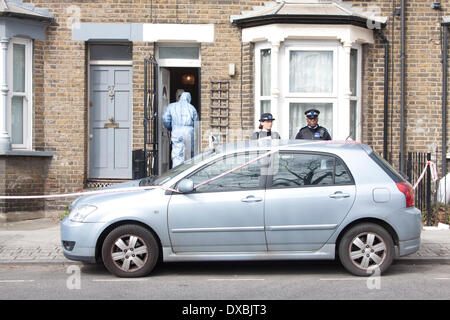 Hackney, London, UK. 23. März 2014. Forensische Polizisten die Terrassenhaus betreten, nachdem ein junges Mädchen, geglaubt, um im Alter von 15 Schuss innerhalb eines Hauses im Hackney East London Kredit gefunden wurde: Amer Ghazzal/Alamy Live-Nachrichten Stockfoto