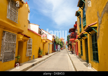 Typische Straßenszene in Cartagena/Kolumbien einer Straße mit alten historischen Häusern im Kolonialstil auf jeder Seite Stockfoto