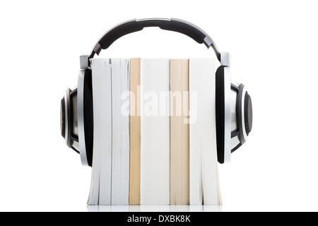 Hörbuch-Konzept - hören Sie Ihre Bücher in HD-Qualität; High-End-Hifi-Kopfhörer über mehrere Bücher auf weiß Stockfoto