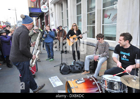 Camden Town, London, UK. 23. März 2014. Straßenmusikanten Bühne ein "Meet and Jam' busk aus Protest gegen die Straßenmusik ohne Lizenz in Camden immer strafbar mit Geldstrafen von bis zu £1000 Credit: Matthew Chattle/Alamy Live News Stockfoto