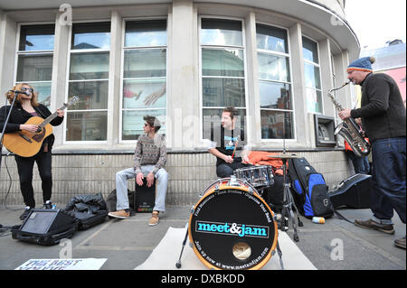 Camden Town, London, UK. 23. März 2014. Straßenmusikanten Bühne ein "Meet and Jam' busk aus Protest gegen die Straßenmusik ohne Lizenz in Camden immer strafbar mit Geldstrafen von bis zu £1000 Credit: Matthew Chattle/Alamy Live News Stockfoto