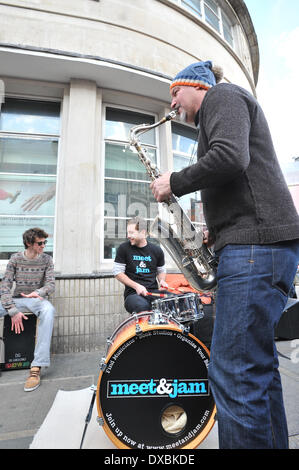 Camden Town, London, UK. 23. März 2014. Straßenmusikanten Bühne ein "Meet and Jam' busk aus Protest gegen die Straßenmusik ohne Lizenz in Camden immer strafbar mit Geldstrafen von bis zu £1000 Credit: Matthew Chattle/Alamy Live News Stockfoto
