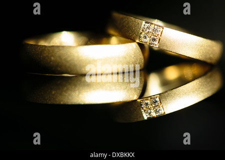 Details der Hochzeit Tag - zwei schöne goldene Hochzeit Ringe wartet auf den moment Stockfoto