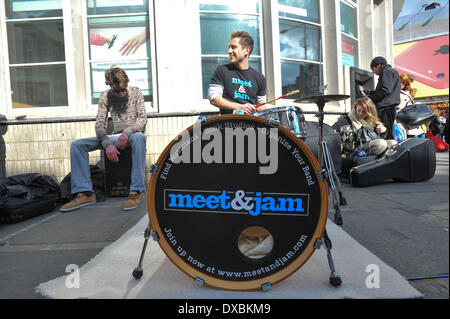 Camden Town, London, UK. 23. März 2014. Straßenmusikanten Bühne ein "Meet and Jam' busk aus Protest gegen die Straßenmusik ohne Lizenz in Camden immer strafbar mit Geldstrafen von bis zu £1000 Credit: Matthew Chattle/Alamy Live News Stockfoto
