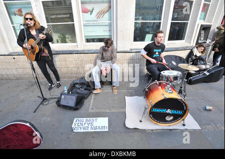 Camden Town, London, UK. 23. März 2014. Straßenmusikanten Bühne ein "Meet and Jam' busk aus Protest gegen die Straßenmusik ohne Lizenz in Camden immer strafbar mit Geldstrafen von bis zu £1000 Credit: Matthew Chattle/Alamy Live News Stockfoto