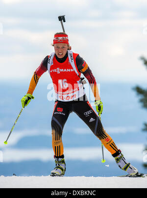 Oslo, Norwegen. 23. März 2014. Die E.ON Biathlon World Cup 2014. Laura Dahlmeier Deutschland konkurriert in der Damen-12,5 km Massenstart während der Biathlon-WM am Holmenkollen in Oslo, Norwegen. Bildnachweis: Action Plus Sport Bilder/Alamy Live News Stockfoto