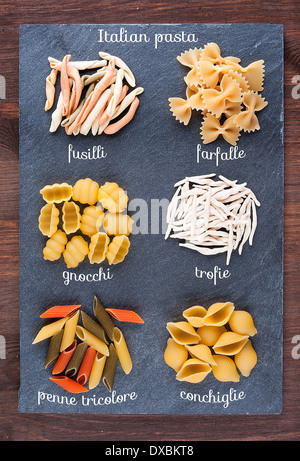 Traditionelle italienische Pasta-Set auf einer Steinoberfläche mit text Stockfoto