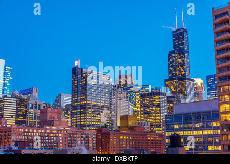 Blick auf die Innenstadt von Chicago, die während der blauen Stunde Stockfoto