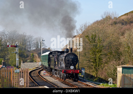 Ein Re-Enactment von einem typischen Dorset Zweig Zuglinie des späten tritt 1950 auf der Swanage Railway Corfe Castle entfernt. Stockfoto