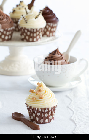 Schokoladenfondant Cupcakes auf eine Kuchenplatte Stockfoto