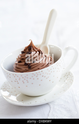 Schokolade Cupcake im Wasserglas Stockfoto