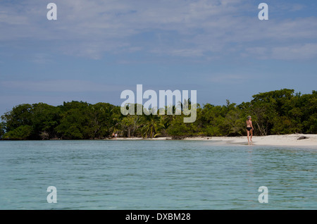 Belize, Karibik, Bezirk von Toledo, die Cayes. Westen Schlange Caye liegt in Belize Coastal Zone. Menschen am Strand. Stockfoto