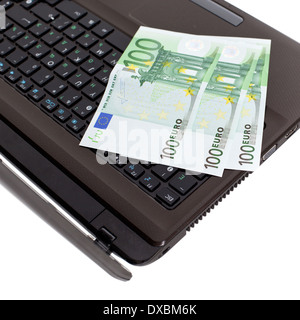 Euro auf Laptop, Closeup auf weiß Stockfoto