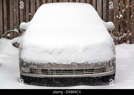 Auto abgedeckt in mehrere Zoll Schnee in Chicago Stockfoto