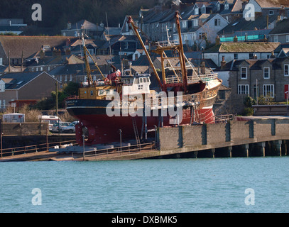 Trawler im Trockendock, Angeln, Newlyn Harbour, Penzance, Cornwall, UK Stockfoto