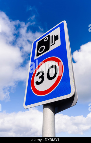 30 km/h Höchstgeschwindigkeit Zeichen mit einem Blitzerwarner Stockfoto