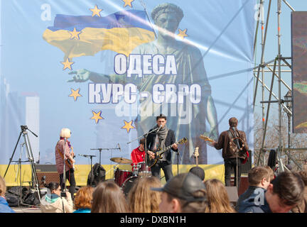 Odessa, Ukraine. 23. März 2014. Odessa Evromaydan zur Unterstützung der europäischen Integration. Konzert-Rallye-Fans der Einigung der EU und der Ukraine. Bei einer Kundgebung nahmen mehr als 500 Menschen Credit: Andrei Nekrassow/Alamy Live News Stockfoto