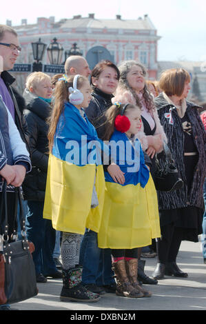 Odessa, Ukraine. 23. März 2014. Odessa Evromaydan zur Unterstützung der europäischen Integration. Konzert-Rallye-Fans der Einigung der EU und der Ukraine. Bei einer Kundgebung nahmen mehr als 500 Menschen Credit: Andrei Nekrassow/Alamy Live News Stockfoto