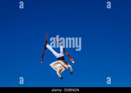 Skifahrer auf den Kopf nach unten und unkontrolliert vor blauem Himmel Stockfoto