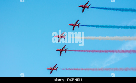 Die RAF rote Pfeile erstellen Rauch Trails an der Sunderland Luftfahrtmesse 2013. Stockfoto