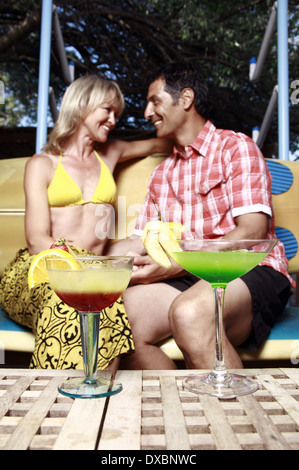 Reife Erwachsene paar sitzt mit cocktails Stockfoto