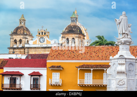 Bunte Gebäude aus der Kolonialzeit mit der Kirche San Pedro Claver im Hintergrund in der Altstadt von Cartagena, Kolumbien Stockfoto