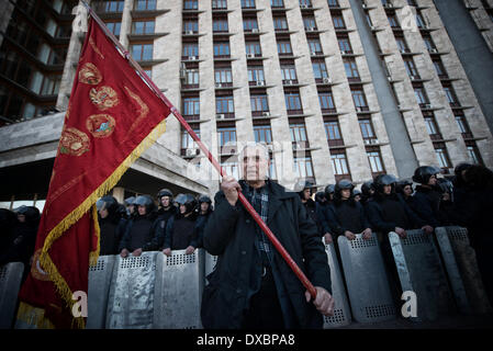 Donezk, Ukraine. 23. März 2014. Pro Russisch in Lenin-Platz in Donezk, versammelten sich am 23. März 2014 und ging hinüber Behebungskosten Gebäude um ukrainische Flasg abnehmen und ersetzen Sie diese durch Russiant und Donezk Insignien Fahnen. Sie verlangten nach einer Referundum über die Rattachment der Donbass-Region in Russland. Bildnachweis: Romain Carre/NurPhoto/ZUMAPRESS.com/Alamy Live-Nachrichten Stockfoto