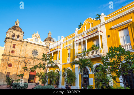 Kirche und gelbe koloniale Gebäude sichtbar vom San Pedro Claver Plaza in historischen Cartagena, Kolumbien Stockfoto