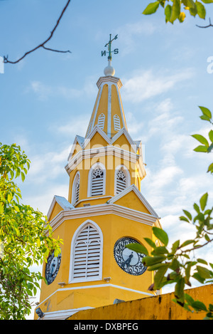 Gelbe Clocker Turm markieren den Haupteingang in der historischen Altstadt von Cartagena, Kolumbien Stockfoto