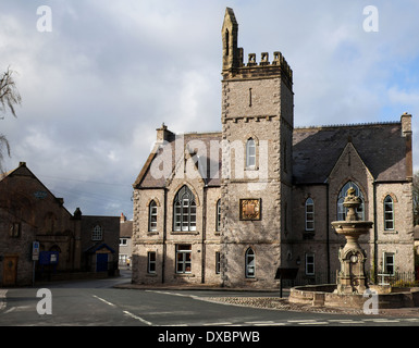 Kirche St. Mary und Saint-Alkelda, Schule & Brunnen, North Yorkshire Dales, Richmondshire, UK Stockfoto