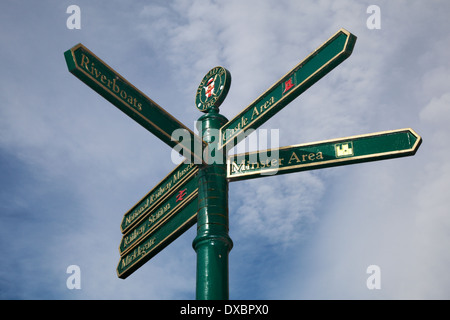 Wegweiser zu verschiedenen Reisezielen in der Stadt York, England, Großbritannien Stockfoto