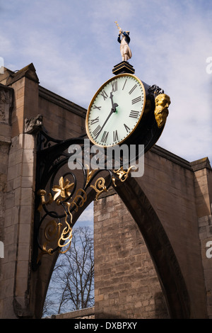 St.-Martins Kirche doppelseitige Uhr, und seine "neugierig" Zifferblatt mit Archimedes zeigt auf die Sonne. York, Stockfoto