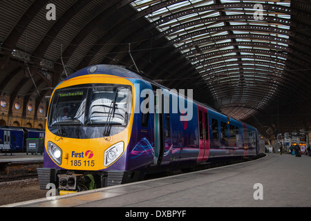 FirstGroup trainiert TPE; die Klasse 185 ist ein Diesel-Mehreinheiten-Pendler-Personenzug First TransPennine Express, Bahnhof York, England, Großbritannien. Stockfoto