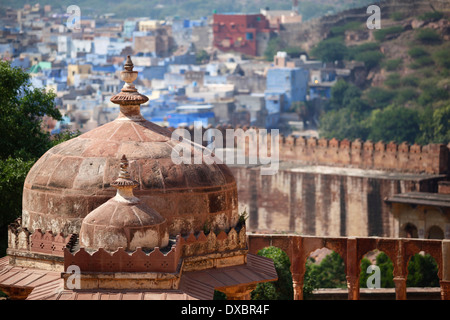Detail der 'Mehrangarh fort" mit der blauen Häuser von Jodhpur im Hintergrund. Rajasthan, Indien. Stockfoto