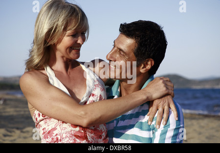 Reife Erwachsene paar umarmt am Strand Stockfoto