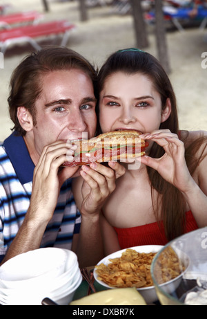 Junge Erwachsene paar Sandwich zu essen Stockfoto