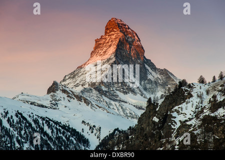 Winter-Blick auf das Matterhorn im Morgengrauen, Zermatt, Wallis oder Wallis, Schweiz Stockfoto