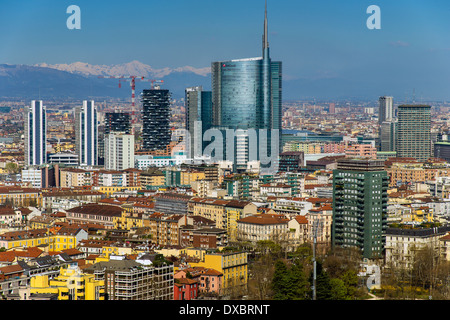 Die Skyline der Stadt mit Porta Nuova Geschäftsviertel und die Alpen hinter Mailand, Lombardei, Italien Stockfoto